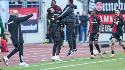 Ausgelassener Nürnberger Jubel mit Torschütze Mohamed Zoma (oben links) und Trainer Miroslav Klose nach dem 2:1. (Foto: Daniel Löb/dpa)