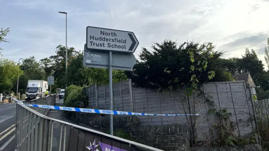 Polizeiabsperrung in der Nähe des Tatorts im britischen Huddersfield, wo ein 15-jähriger Junge direkt vor der Schule  erstochen wurde. (Foto: Nigel Roddis/PA Wire/dpa)