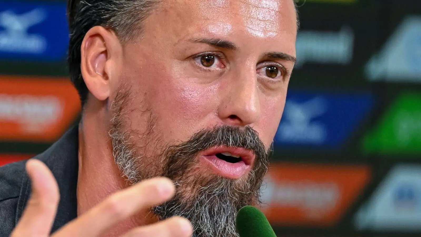 In seinem ersten Pflichtspiel mit dem FC Augsburg setzt Trainer Sandro Wagner im DFB-Pokal klar auf einen Sieg. (Foto: Harry Langer/dpa)