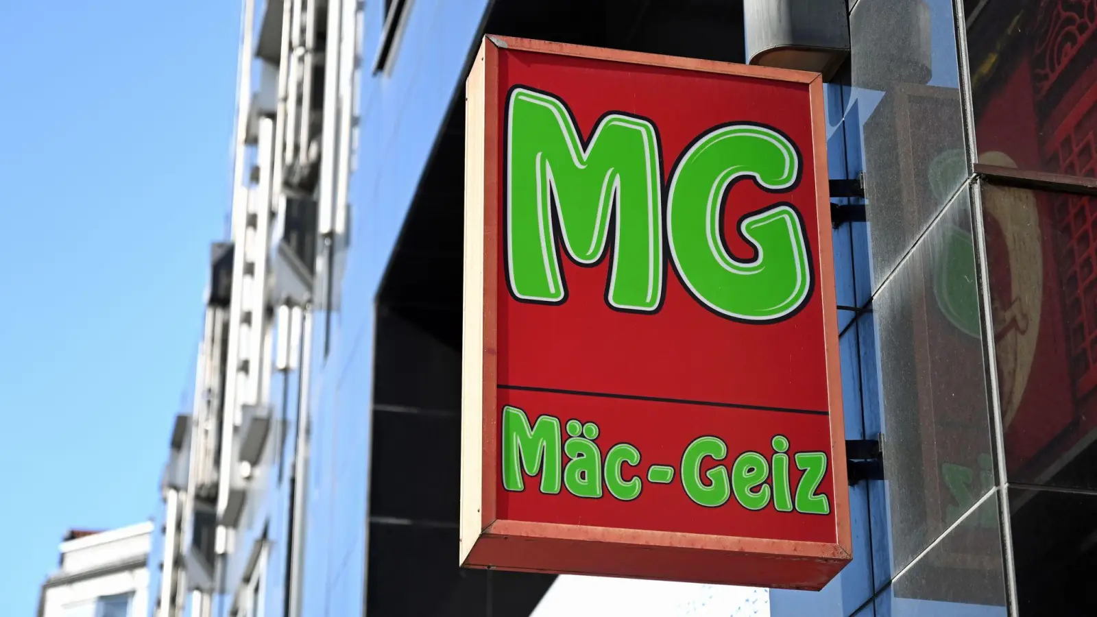 In vielen ostdeutschen Städten gibt es Filialen der Kette Mäc Geiz. (Foto: Elisa Schu/dpa)