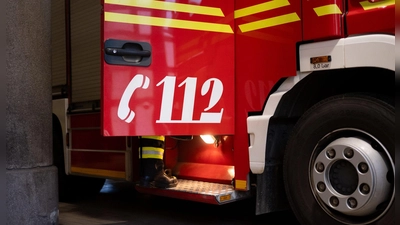 Die Feuerwehr rettete den Bewohner der Brandwohnung, allerdings starb der 36-Jährige später im Krankenhaus. (Symbolbild) (Foto: Niklas Treppner/dpa)