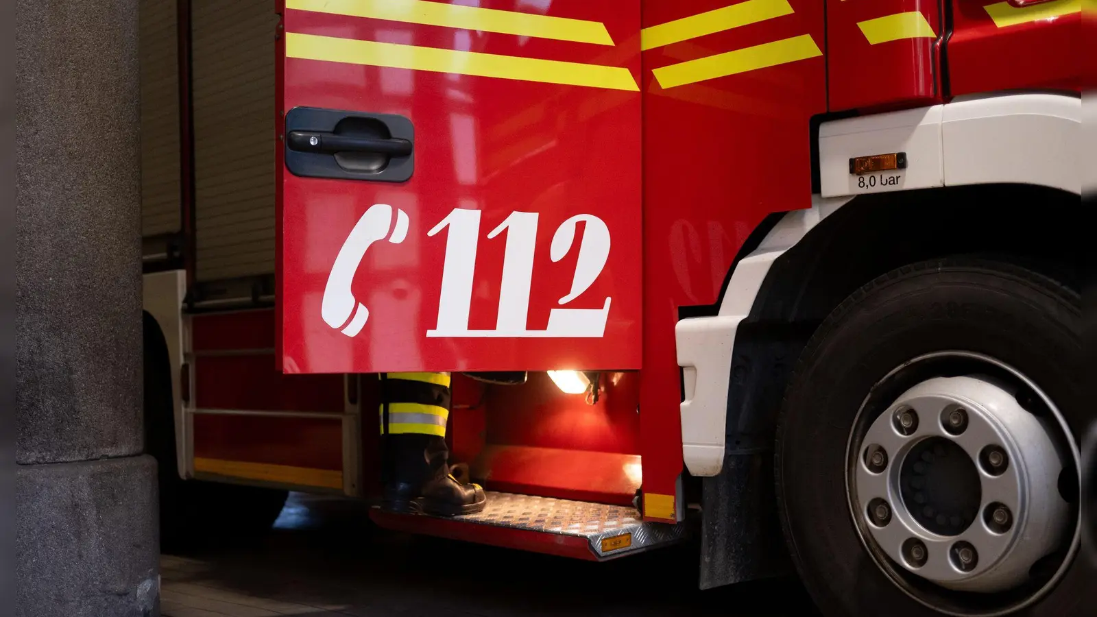 Die Feuerwehr rettete den Bewohner der Brandwohnung, allerdings starb der 36-Jährige später im Krankenhaus. (Symbolbild) (Foto: Niklas Treppner/dpa)