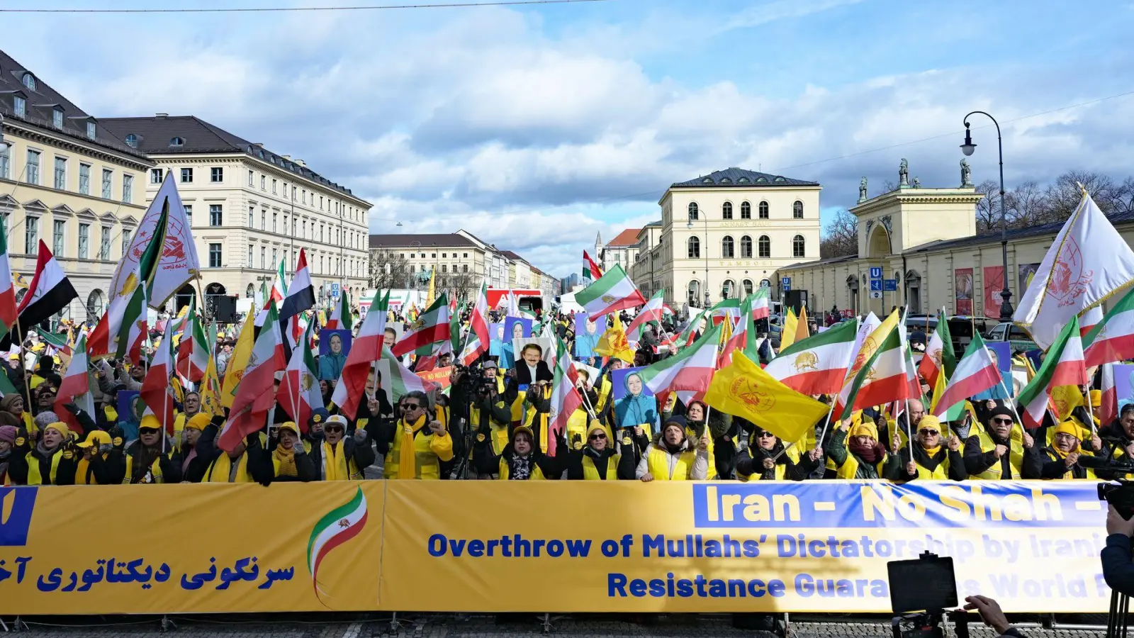 Bereits am Freitag demonstrierten Menschen in der Münchner Innenstadt anlässlich der Münchner Sicherheitskonferenz. Am Samstag soll es nach Veranstalterangaben eine Versammlung mit 100.000 Teilnehmerinnen und Teilnehmern zur politischen Situation im Iran geben. (Foto: Malin Wunderlich/dpa)