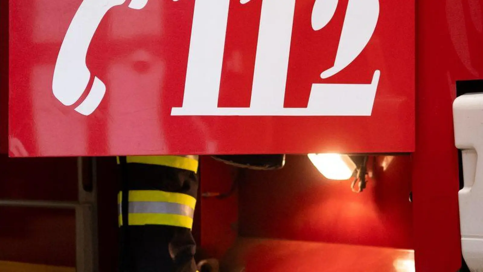 Feuerwehrleute löschen die Flammen. (Symbolbild) (Foto: Niklas Treppner/dpa)