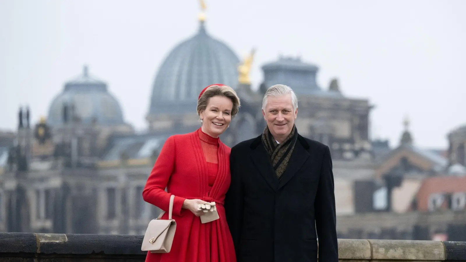 Königin Mathilde und König Philippe auf der Augustusbrücke in Dresden vor der Kuppel der Kunstakademie. (Foto: Sebastian Kahnert/dpa)