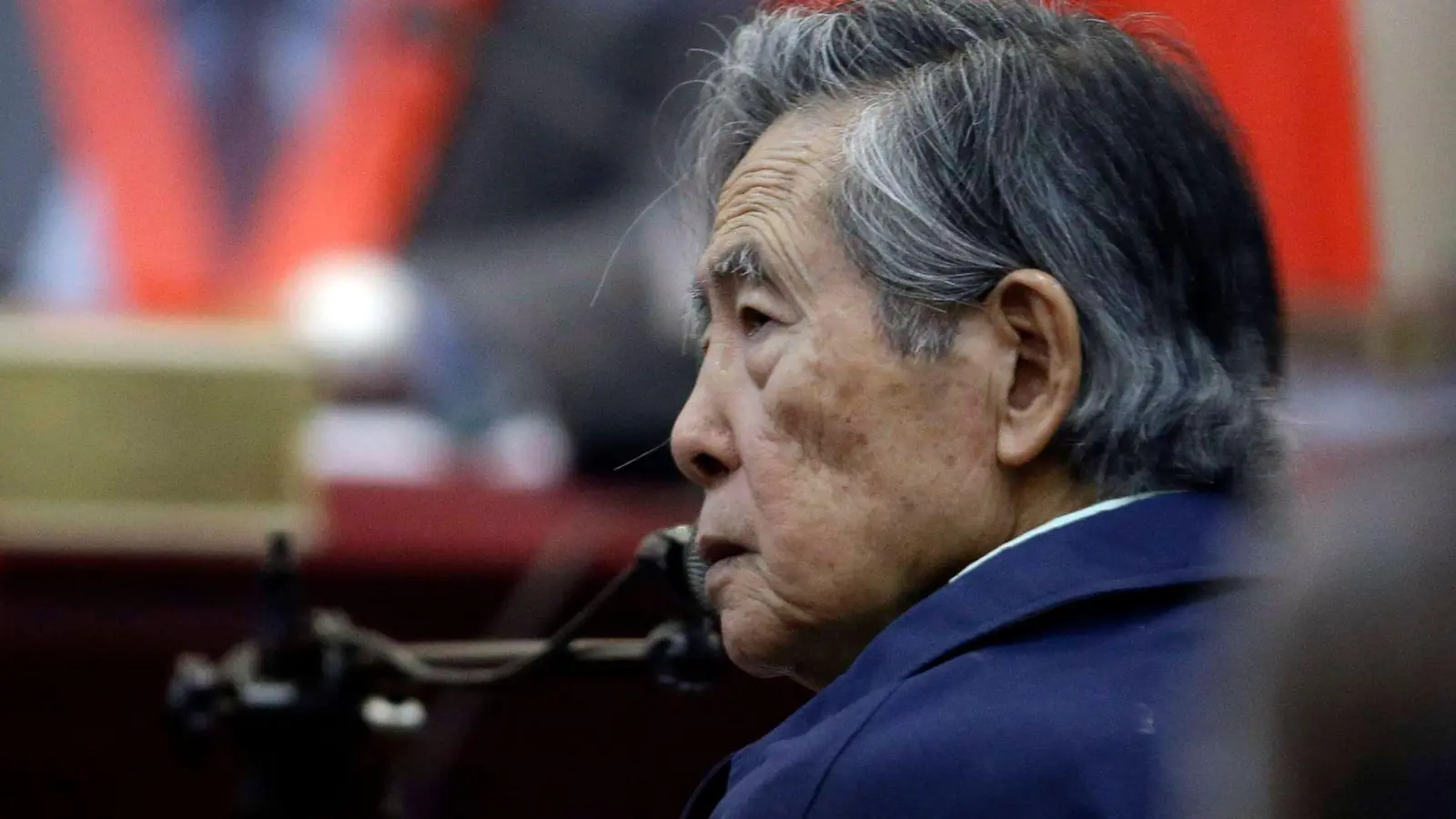 Alberto Fujimori während seiner Aussage in einem Gerichtssaal auf einer Militärbasis. Perus inhaftierter Ex-Präsident ist erneut ins Krankenhaus gebracht worden. (Foto: Martin Mejia/AP/dpa)