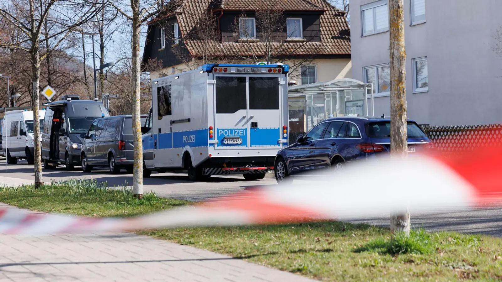 Fahrzeuge der Polizei stehen am Einsatzort in Reutlingen. (Foto: Julian Rettig/dpa)