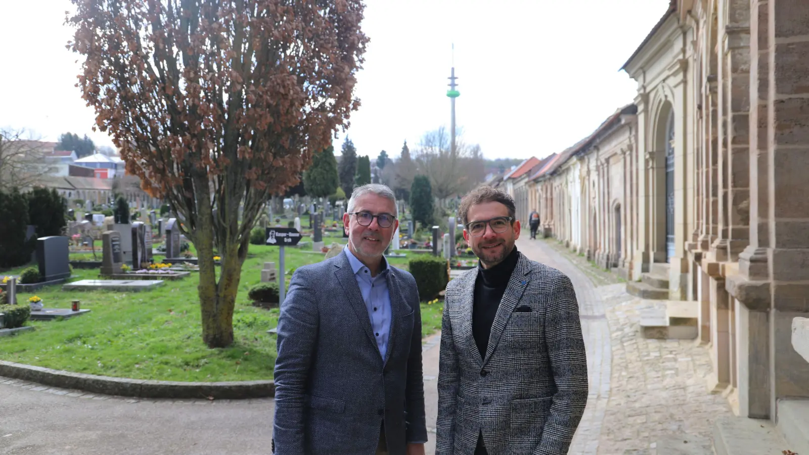 Dekan Dr. Matthias Büttner (links) und Frank Weihermann von der Gesamtkirchengemeinde blicken auf den Tag des Stadtfriedhofes. Hier soll Kurioses genauso Raum finden wie existenzielle Themen. (Foto: Oliver Herbst)