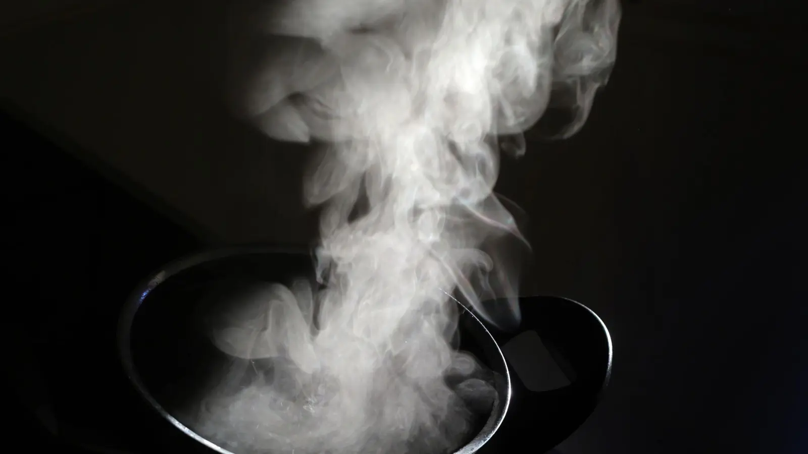 Weil er Reis in einem Topf vergessen hatte, verqualmte die Wohnung eines 21-Jährigen in Ansbach. (Symbolbild: Karl-Josef Hildenbrand/dpa/dpa-tmn)