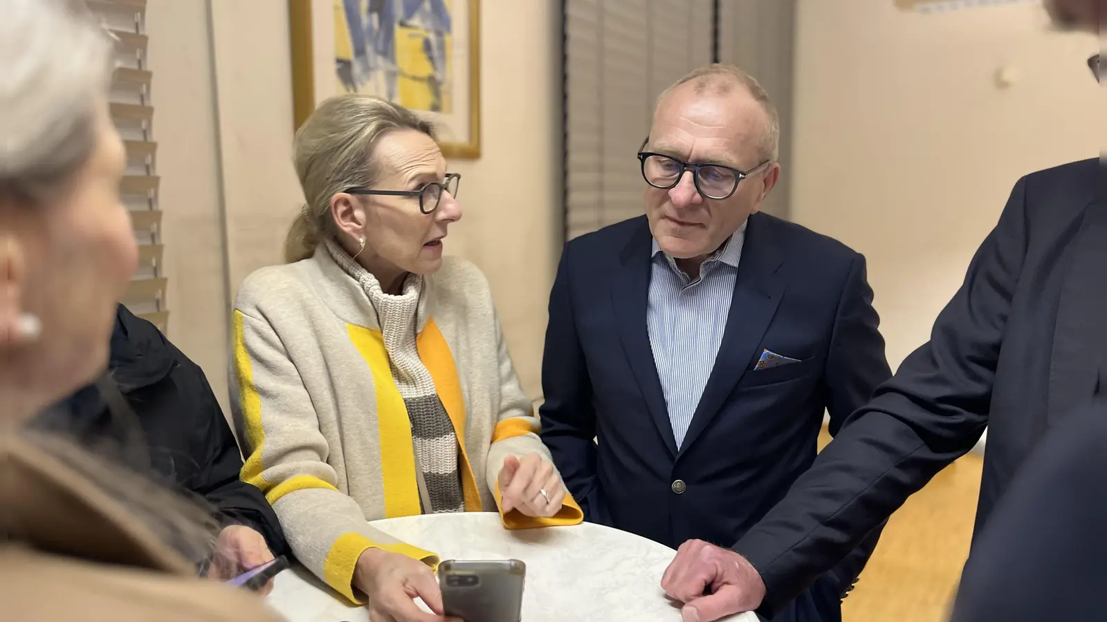 Herausforderer Dr. Ulrich Grünwald, unterstützt von Grüne-Wir für Feu, Spd und WwW bei der Wahlparty. (Foto: Irmeli Pohl)