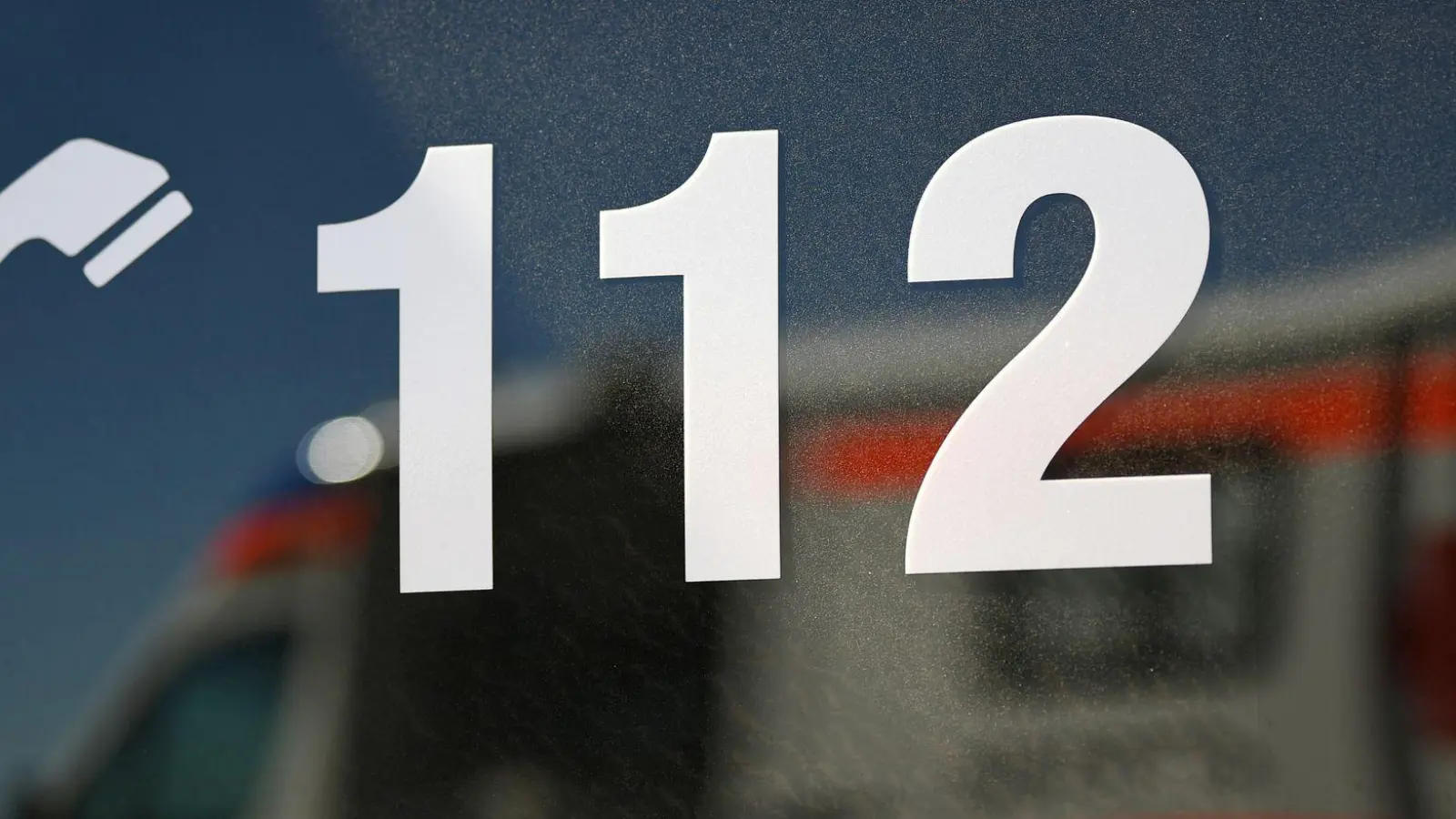 Ersthelfer sorgten sich um dem Mann. (Symbolbild) (Foto: Patrick Seeger/dpa)