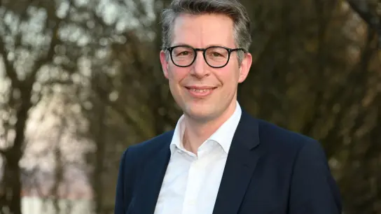 Der Bayerische Wissenschaftsminister Markus Blume (CSU) lächelt. (Foto: Ursula Düren/dpa/Archivbild)