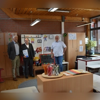 Werner Mönikheim, Hans Herold und Schulleiter Christoph Langhorst zeigen einen der Klassenräume in der Franziskusschule. (Foto: Ute Niephaus)