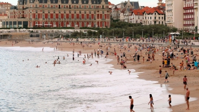 Menschen baden im Meer - Biarritz Ende Oktober. (Foto: Bob Edme/AP/dpa)