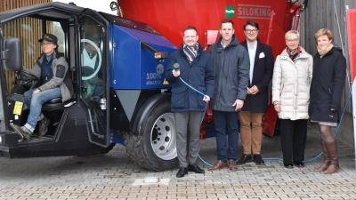 Freuen sich über die neue Dach-PV-Anlage (von links): LLA-Schäfermeisterin Kerstin Smietana, Bezirkstagspräsident Peter Daniel Forster, LLA-Direktor Markus Heinz, Daniel Goltz (Leiter Bildungs- und Umweltreferat Bezirk Mittelfranken), Manuela Eppe-Sturm (Direktorin der Bezirksverwaltung) und Dr. Anne Schiborra (Leiterin der Tierhaltungsschule der LLA). (Foto: Landwirtschaftliche Lehranstalten Triesdorf/Vera Pedreiro Correia)