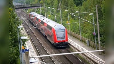 Ein Regionalzug der Deutschen Bahn fährt durch einen Bahnhof. (Foto: Jonas Walzberg/dpa/Symbolbild)