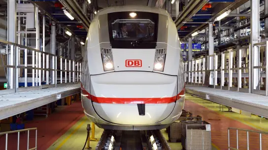 Allein für den Fernverkehr kauft die Bahn in den nächsten Jahren Züge für rund zehn Milliarden Euro - der Großteil davon entfällt auf ICE4. (Foto: Maurizio Gambarini/dpa)