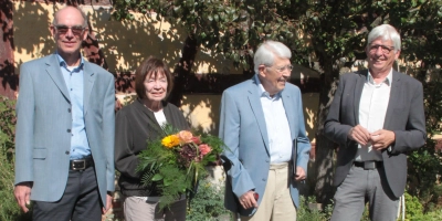 Der Fördervereins-Vorsitzende Ulrich Herz (links) ernannte Gisela Daubinger (2. v.l.) und Karl-Friedrich Künzel (3.v.l.) zu Ehrenmitgliedern. Museumsleiter Dr. Herbert May (rechts) wurde bei der Versammlung verabschiedet.  (Foto: Hans-Bernd Glanz)
