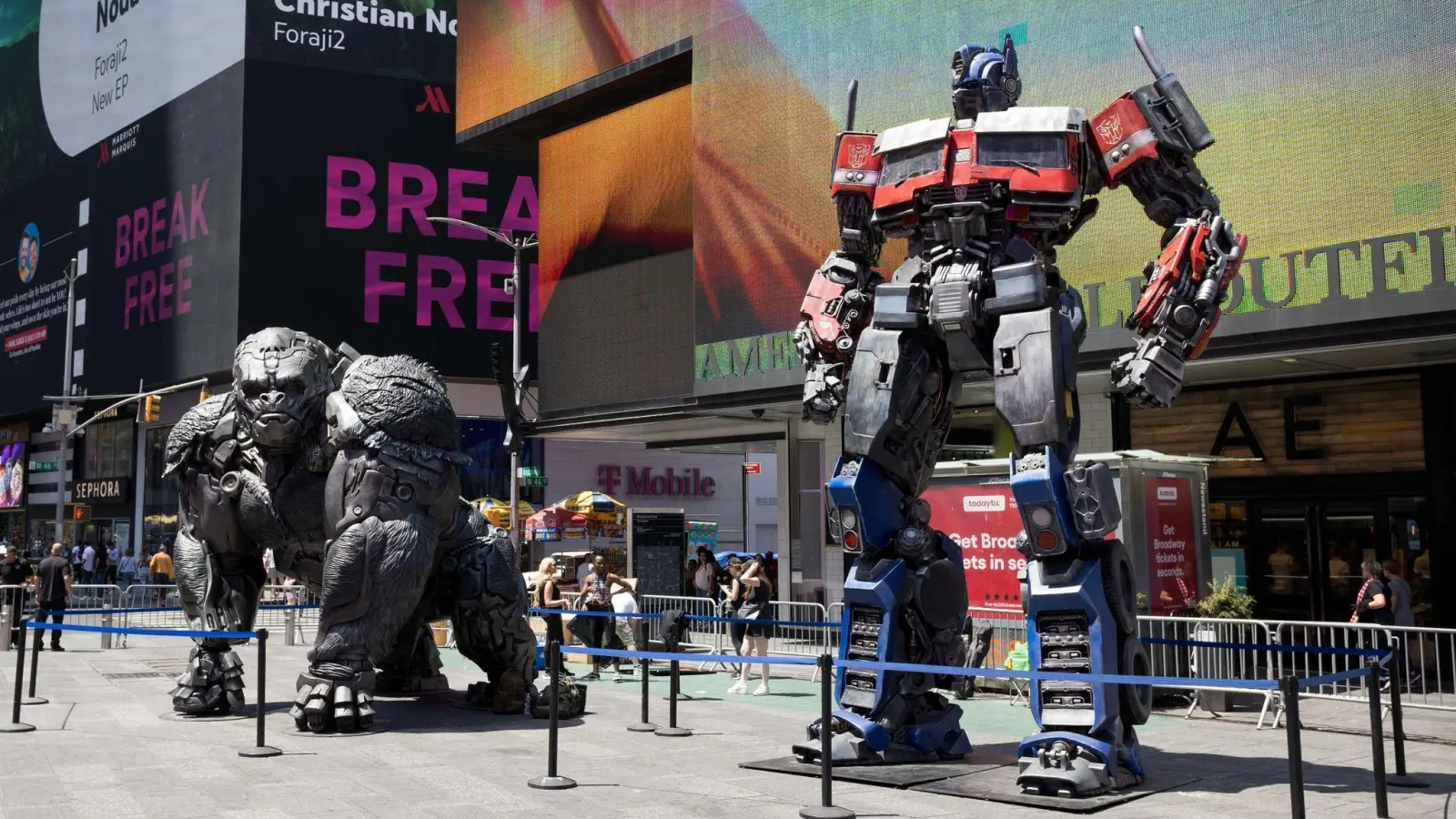 Übergroße Roboterfiguren stehen auf dem Times Square, um für den neuen „Transporters“-Film zu werben. (Foto: Vanessa Carvalho/ZUMA Press Wire/dpa)