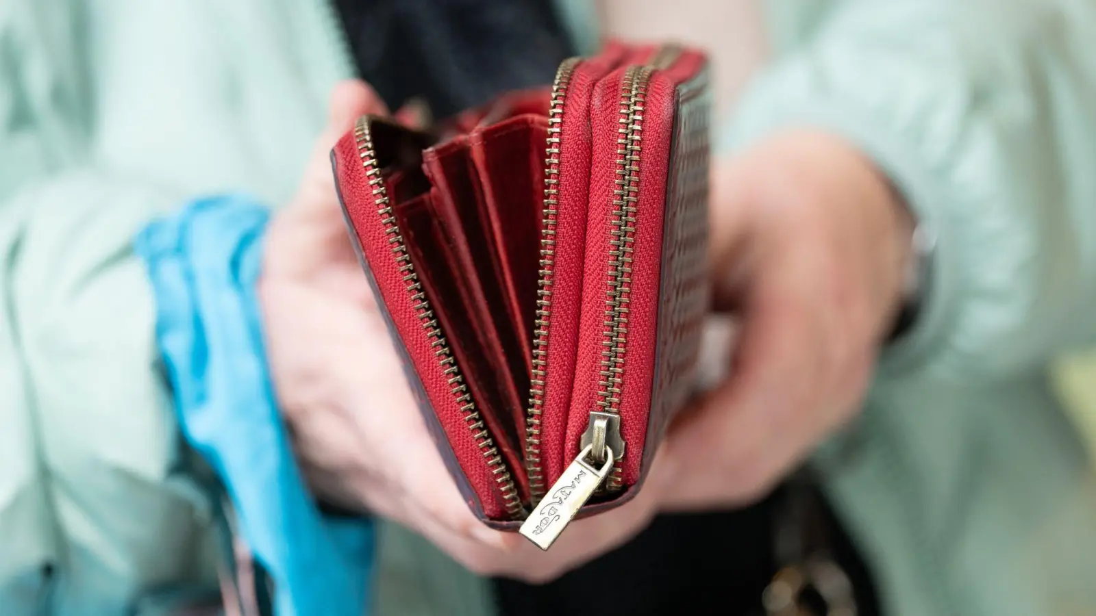 Die Wirtschaft wächst wieder, aber auf die Kauflaune der Deutschen schlägt das noch nicht durch. (Symbolbild)  (Foto: Sebastian Kahnert/dpa)