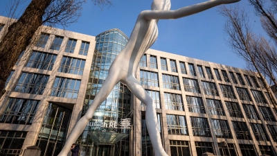 Der „Walking Man“ vor einem Verwaltungsgebäude der Munich Re im Münchner Stadtteil Schwabing marschiert voran - sinnbildlich für den Konzern, der im ersten Halbjahr gut voran kam. (Symbolbild) (Foto: Peter Kneffel/dpa)