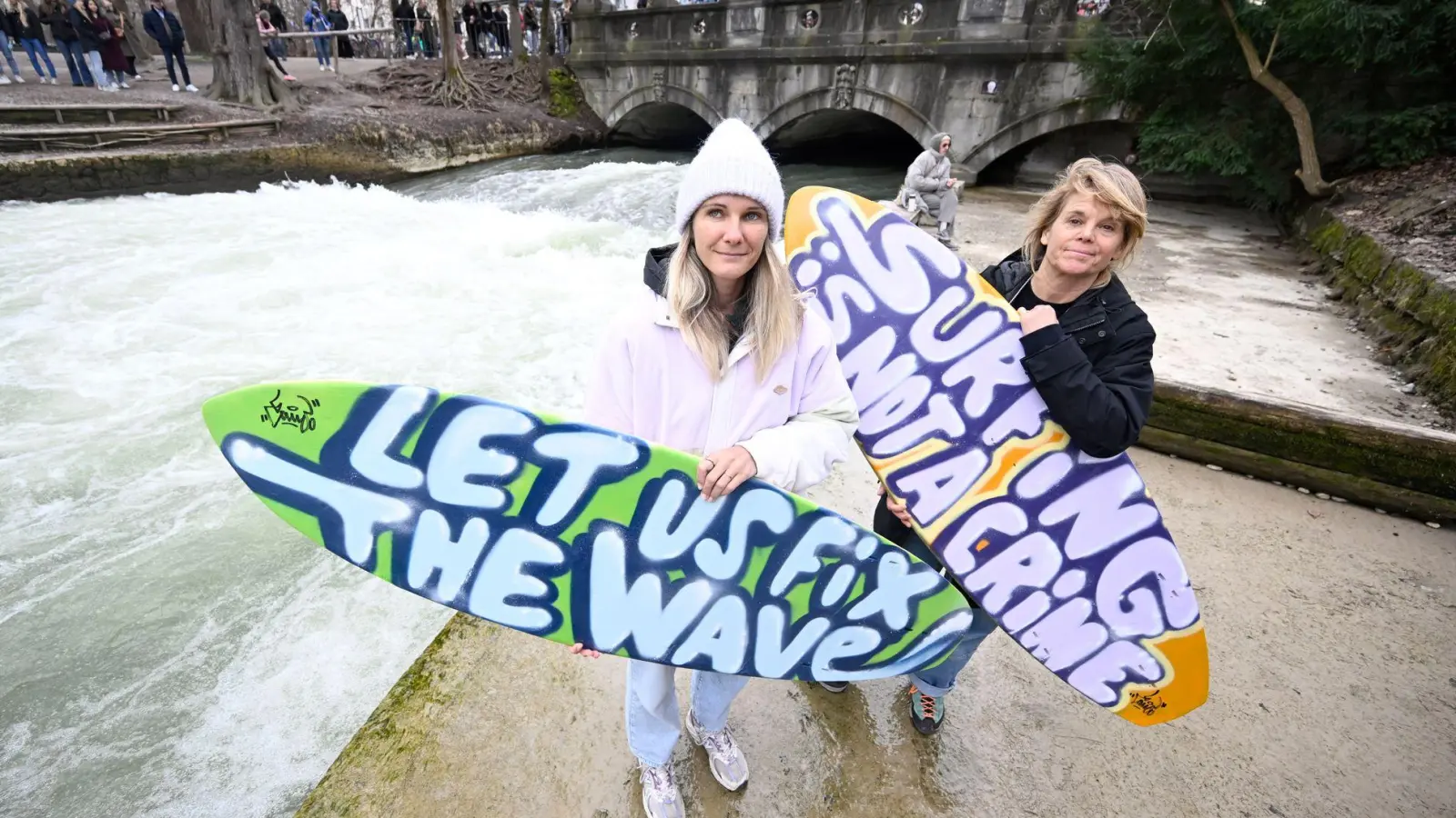 Aufgerufen zu der Kundgebung hatte unter anderem der Surfclub München.  (Foto: Felix Hörhager/dpa)