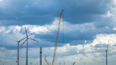 Im ersten Halbjahr 2023 wurden 331 Windräder mit einer Gesamtleistung von rund 1,56 Gigawatt errichtet. (Foto: Jens Büttner/dpa)