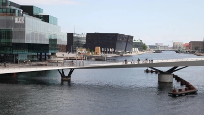 Die Lille Langebro (Kleine Lange Brücke), die über Kopenhagens inneren Hafen führt. Die dänische Hauptstadt richtet in den kommenden Tagen den 28. Weltkongress der Architekten aus. (Foto: Steffen Trumpf/dpa)
