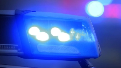 Blaulicht statt Partybeleuchtung: Die Polizei ist in München zu einer außer Kontrolle geratenen Geburtstagsfeier ausgerückt. (Symbolbild) (Foto: Karl-Josef Hildenbrand/dpa)