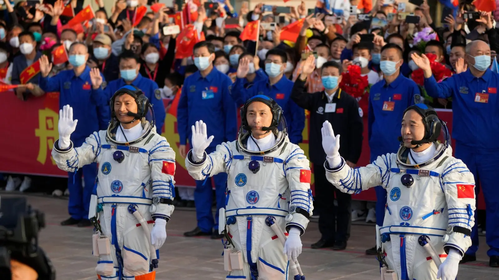 Die Astronauten der Shenzhou-16-Mission winken bei der Abschiedszeremonie vor ihrer bemannten Weltraummission. Schickt China schon bald sein erstes wiederverwendbares Raumschiff ins All? (Foto: Mark Schiefelbein/AP)