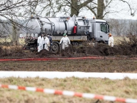 Arbeiter stehen nach einem Leck an einer PCK-Pipeline an einem Tankwagen bei Gramzow. Am Vortag kam es an einer zur PCK Raffinerie gehörenden Pipeline zu einer Havarie, bei der Hunderttausende Liter Rohöl ausgetreten waren. (Foto: Fabian Sommer/dpa)