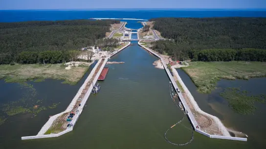 Zwischen der Ostsee und dem Frischen Haff wird ein Kanal gebaut. Damit soll der Seeweg zur Ostsee verkürzt, vertieft und vereinfacht werden. (Foto: Adam Warzawa/pap/dpa)