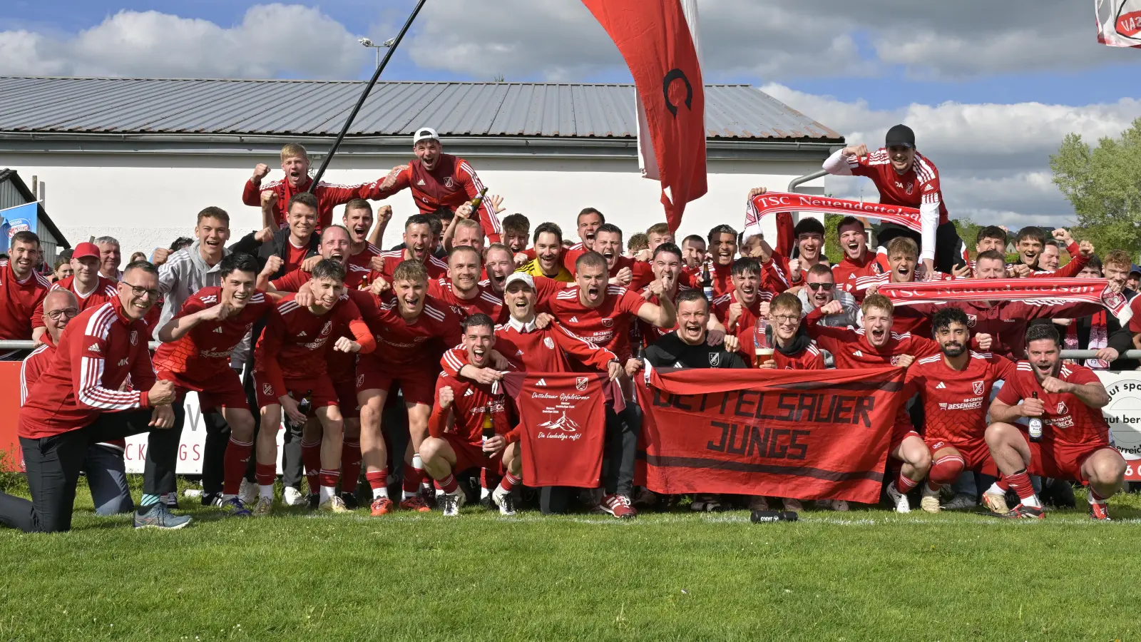 Bezirksligameister TSC Neuendettelsau, hinten v. l. (ohne Fans im Hintergrund): Oliver Moll, Niklas Kaiser, Jochen Roth, Ricardo Mountzouris, Adam Roth, Jakob Filzmann, Lukasz Krauze, Andre Hahn, Simon Enzinger, Andre Folz, Patrick Schindler, Moritz Herbolsheimer, Rafael Salazar, Kilian Kress, Fabian Hahn. Vorne v. l.: Abteilungsleiter Marcus Schomber (halb verdeckt), Torwarttrainer Mathias Kirsch, Paul Beil, Leon Träger, Simon Zenker, Moritz Ortner, Trainer Dieter Kreiselmeier, Felix Frei, Sven Krug, Julius Schöniger, Felipe Adler und Alexander Roth. (Foto: Martin Rügner)