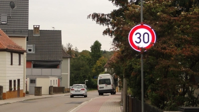 Innerhalb eines Tages wurde die Tempo-30-Strecke an der Leutershäuser Straße in Schalkhausen eingerichtet. Noch sind die Schilder provisorisch und ohne zeitliche Begrenzung aufgestellt. (Foto: Winfried Vennemann)