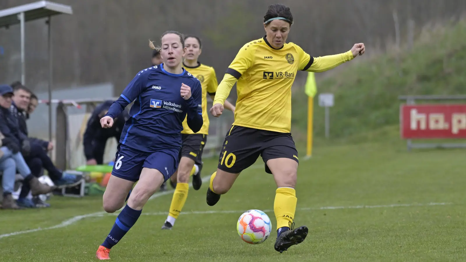 Julia Brückner (in Gelb) und der SV Weinberg sind am langen Wochenende zweimal im Einsatz. (Foto: Martin Rügner)