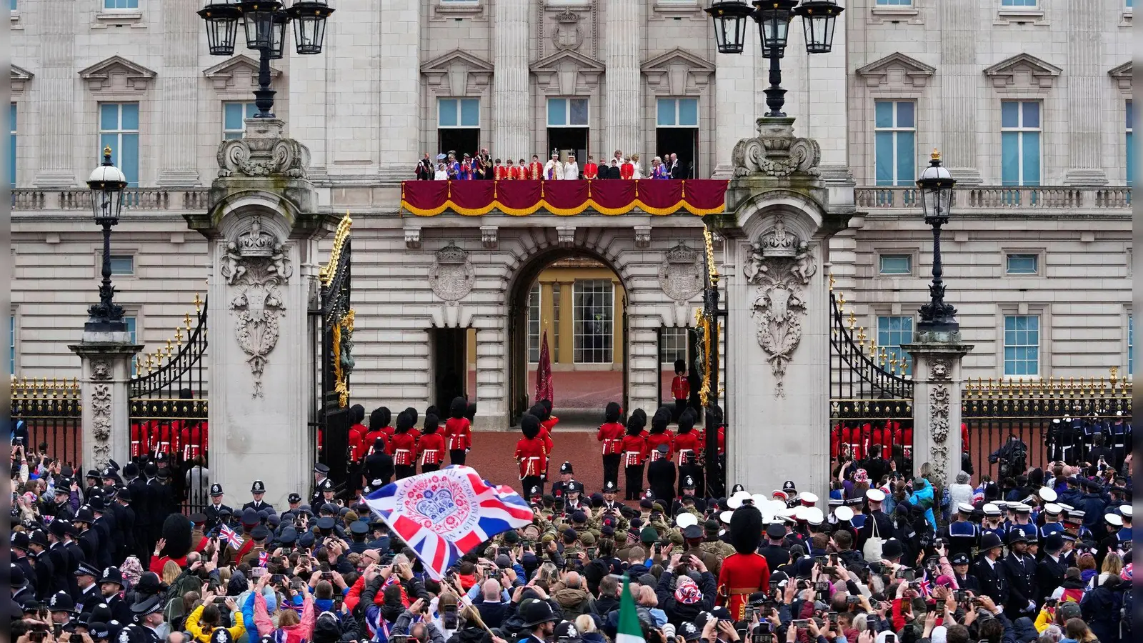 ZUschauer jubeln nach der Krönung von König Charles III. und Königin Camilla vor dem Buckingham Palast in London. (Foto: Petr David Josek/AP/dpa)