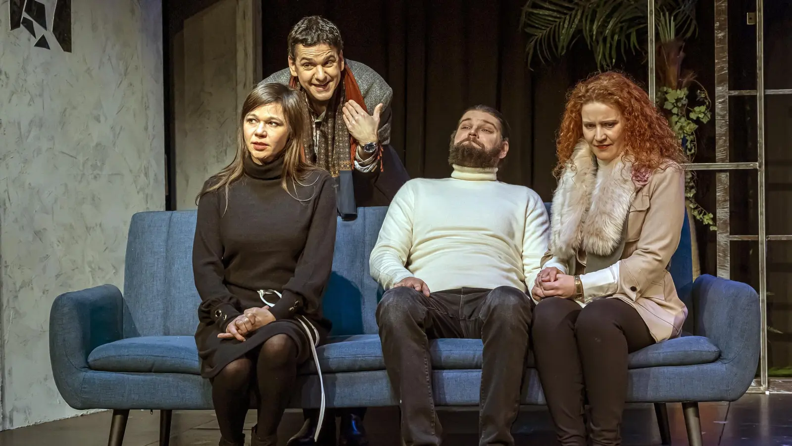 Da ist wegen der Spender-Frage die Stimmung schon im Keller – eine Szene aus „Die Niere“ mit Nicole Janze, Andreas Peteratzinger, Simon Fleischhacker und Diana Barth (von links). (Foto: Landestheater/Hans von Draminski)