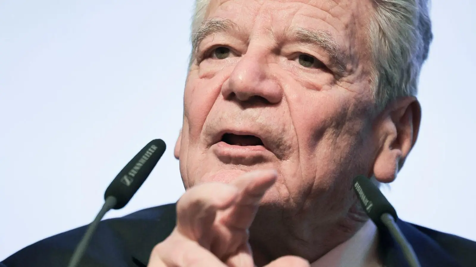 „Denn wir, die Bürger, sind es doch, die die Freiheit entweder verspielen oder verteidigen und bewahren“, sagt Joachim Gauck. (Foto: Christian Charisius/dpa)