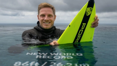 Der Surfer Sebastian Steudtner stellt mit einer berittenen Wellenhöhe 26,21 Metern einen Weltrekord auf. (Foto: Joerg Mitter/-/dpa)