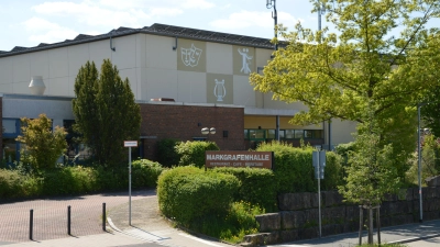 Mit Sportsymbolen verziert – in den 1970er Jahren noch der letzte Schrei – präsentiert sich die Fassade der Neustädter Markgrafenhalle. Ab dem Sommer soll die Optik deutlich zeitgemäßer werden. (Foto: Patrick Lauer)