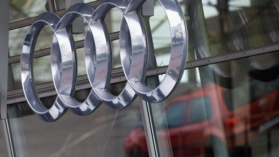 Das Logo von Audi hängt an der Fassade eines Audi-Händlers. (Foto: Julian Stratenschulte/dpa)