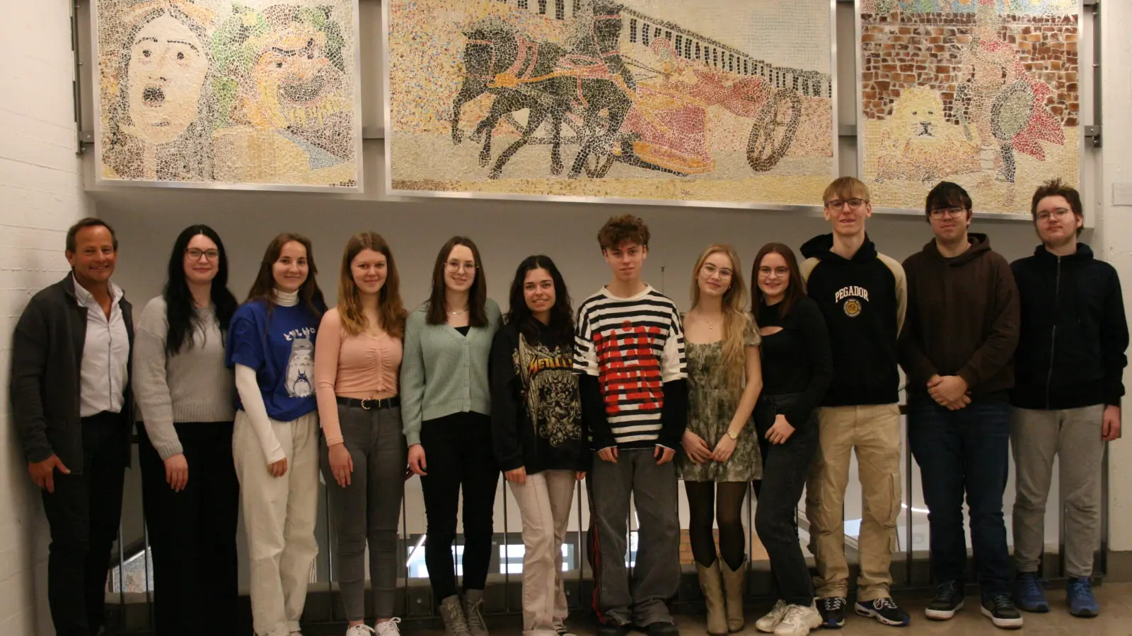 In diesen drei Mosaiken stecken über 800 Arbeitsstunden. Für die Haltbarkeit wurden die Werke verfugt und mehrmals lackiert. Studiendirektor Frank Müller (links) lobte die Disziplin und das Durchhaltevermögen der Jugendlichen. (Foto: Susanne Neubauer)