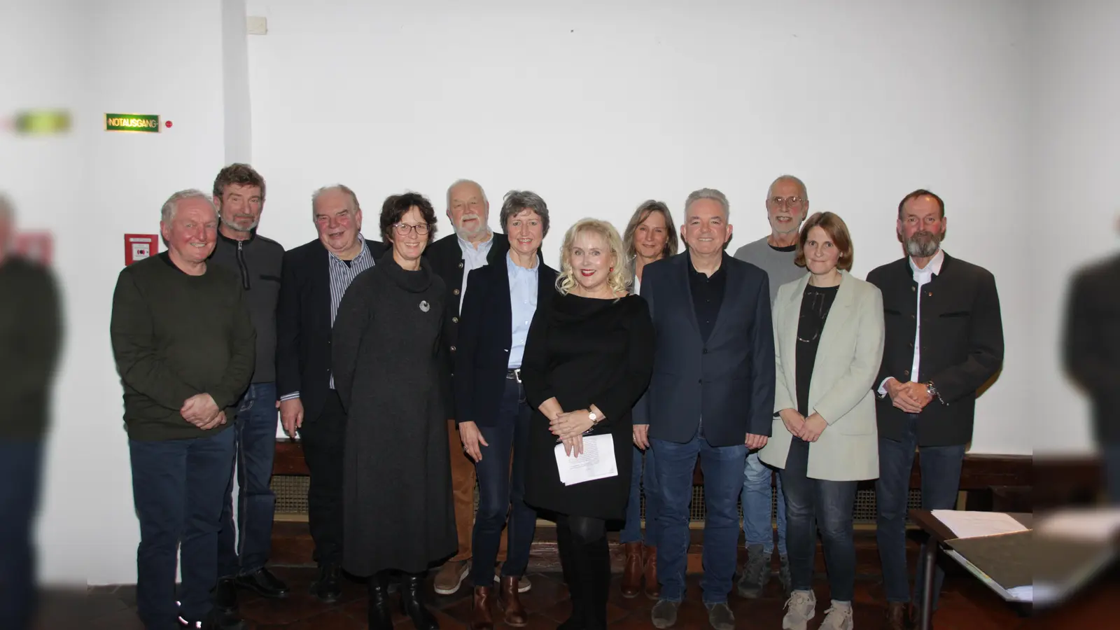 Gemeinsam für das Krankenhaus: Der Dinkelsbühler Förderverein will sich für den Erhalt der Klinik einsetzen. Geführt wird er nun von Dr. Petra Ziegler 6. v. re.), Dr. Werner Feder (4. v. re.) und Dr. Christoph Hammer (re.), die sich nach der Wahl zum Gruppenbild mit allen Vorstandsmitgliedern aufstellten. (Foto: Robert Maurer)