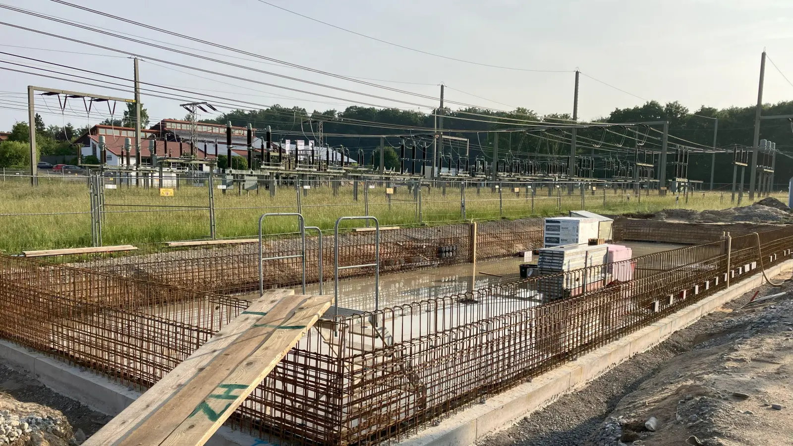 Das Umspannwerk der N-Ergie in Dinkelsbühl: Aktuell entsteht hier ein zweites Betriebsgebäude für eine weitere 20-Kilovolt-Schaltanlage. Das Versorgungsunternehmen investiert dafür sowie für weitere Maßnahmen insgesamt 4,4 Millionen Euro. (Foto: N-Ergie/Michael Kreißelmeier)