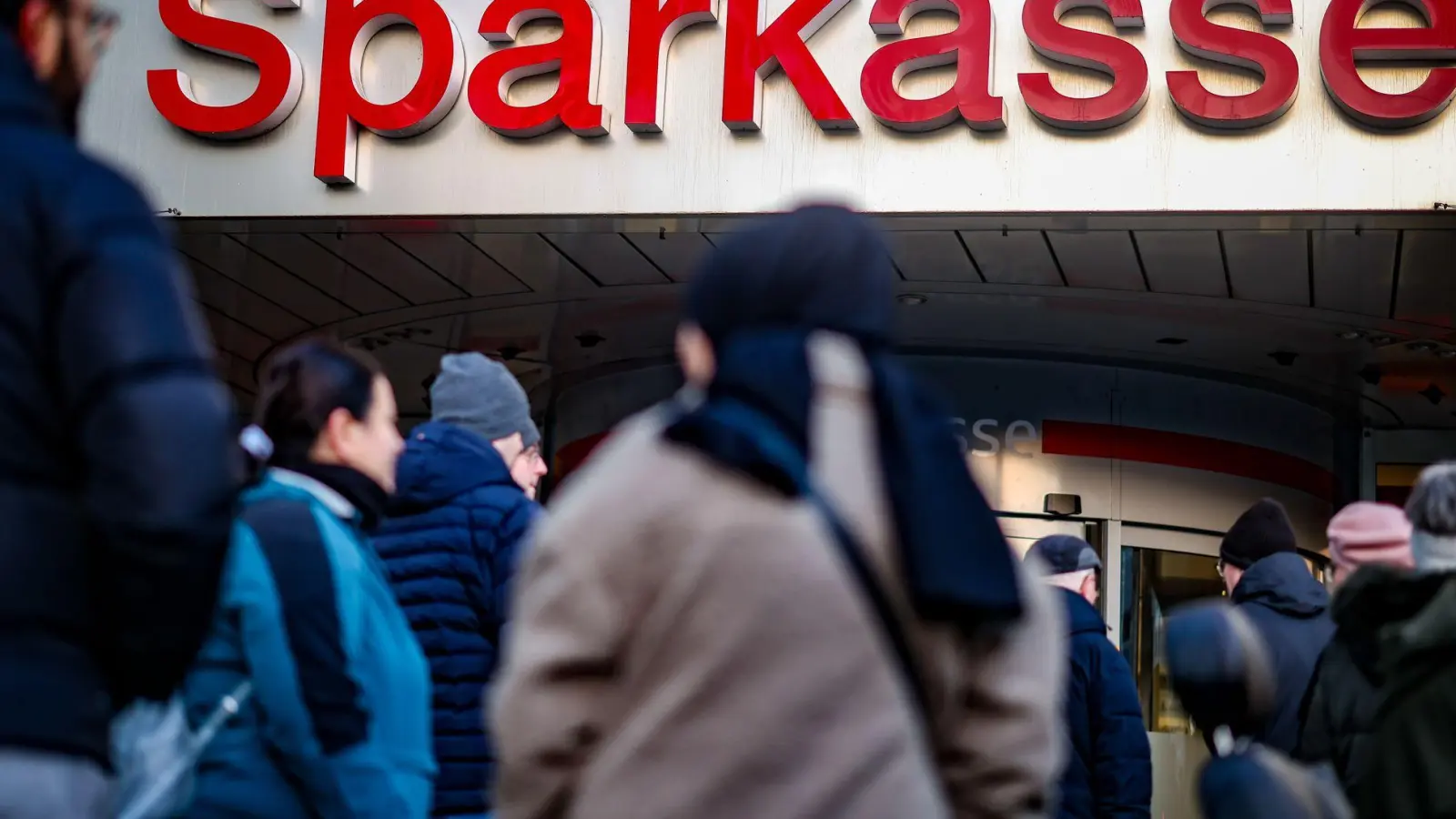 Was ist nach einem Einbruch mit den Inhalten im Schließfach passiert, wollen aufgebrachte Kundinnen und Kunden in Gelsenkirchen-Buer wissen. Das Finanzamt interessiert eher, woher die Wertsachen stammten, die dort lagerten. (Foto: Christoph Reichwein/dpa)