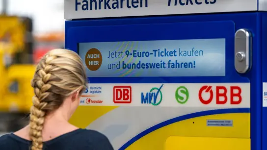 Das monatliche 9-Euro-Ticker gilt in Bussen und Bahnen des Nahverkehrs. (Foto: Lennart Preiss/dpa)