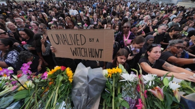 Menschen legten Blumen nieder. (Foto: Yui Mok/PA Wire/dpa)