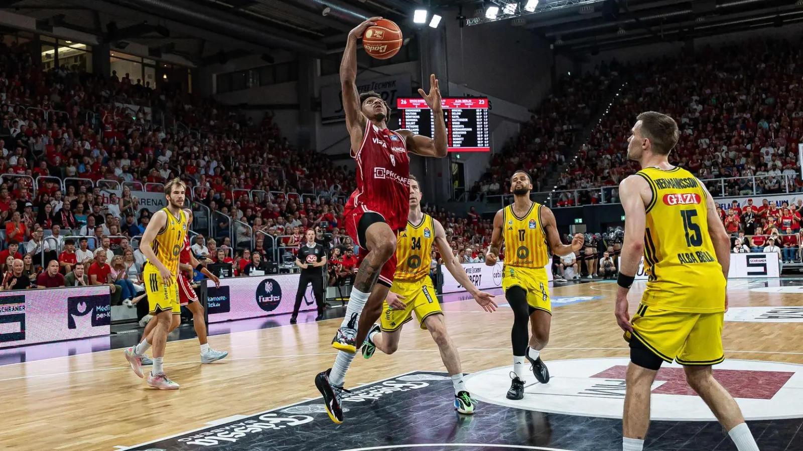 Bambergs Demarcus Demonia steigt ungestört zum Berliner Korb hoch. (Foto: Daniel Löb/dpa)