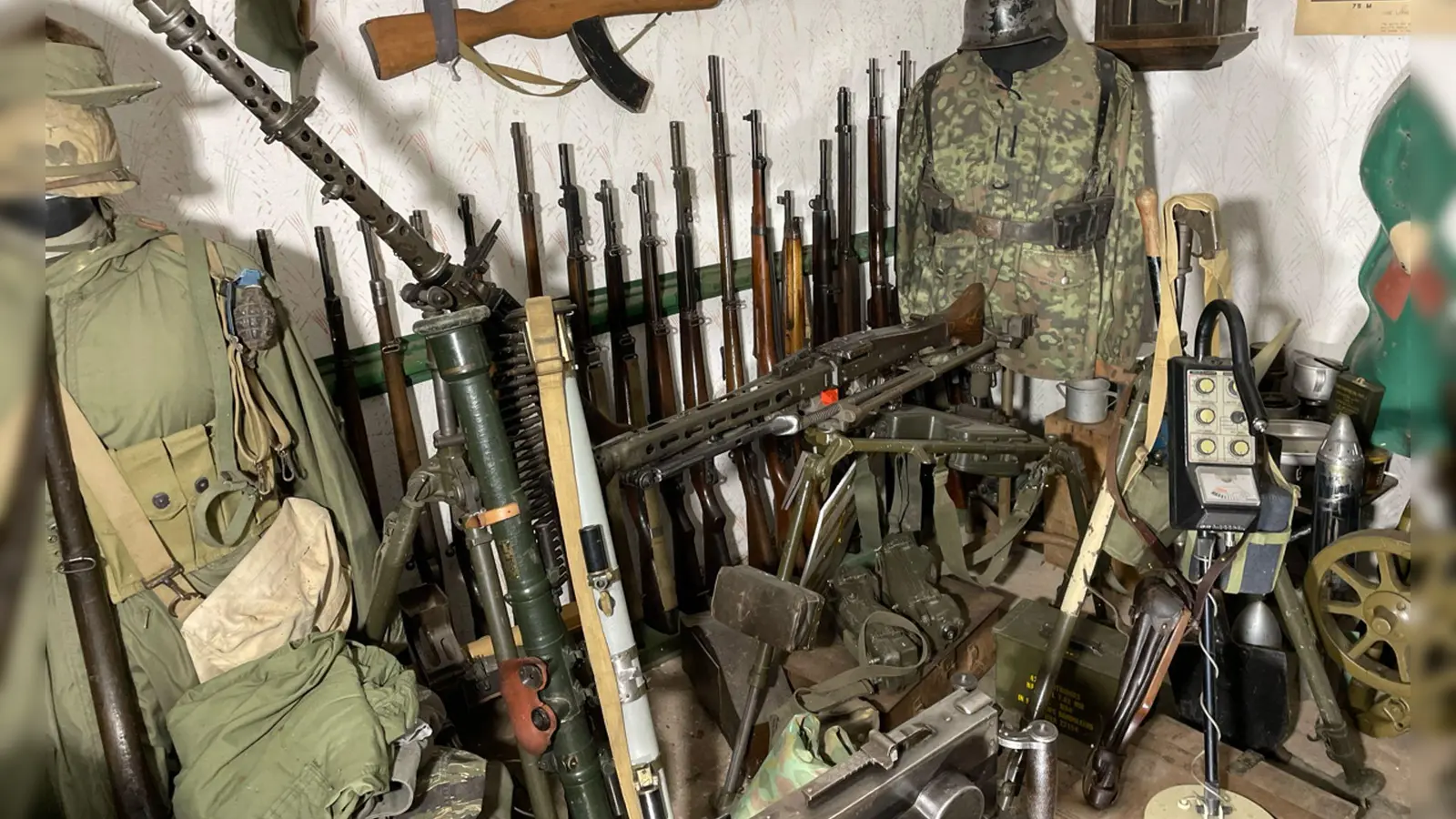 Bei einer Durchsuchung kamen mehrere Langwaffen und Militärgegenstände zum Vorschein. (Foto: -/Polizeipräsidium Unterfranken/dpa)