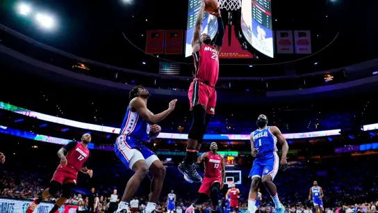 Jimmy Butler (oben) von den Miami Heat in Aktion gegen Tyrese Maxey (2.v.l, 0) und James Harden (1, 2.v.r) von den Philadelphia 76ers. (Foto: Matt Slocum/AP/dpa)